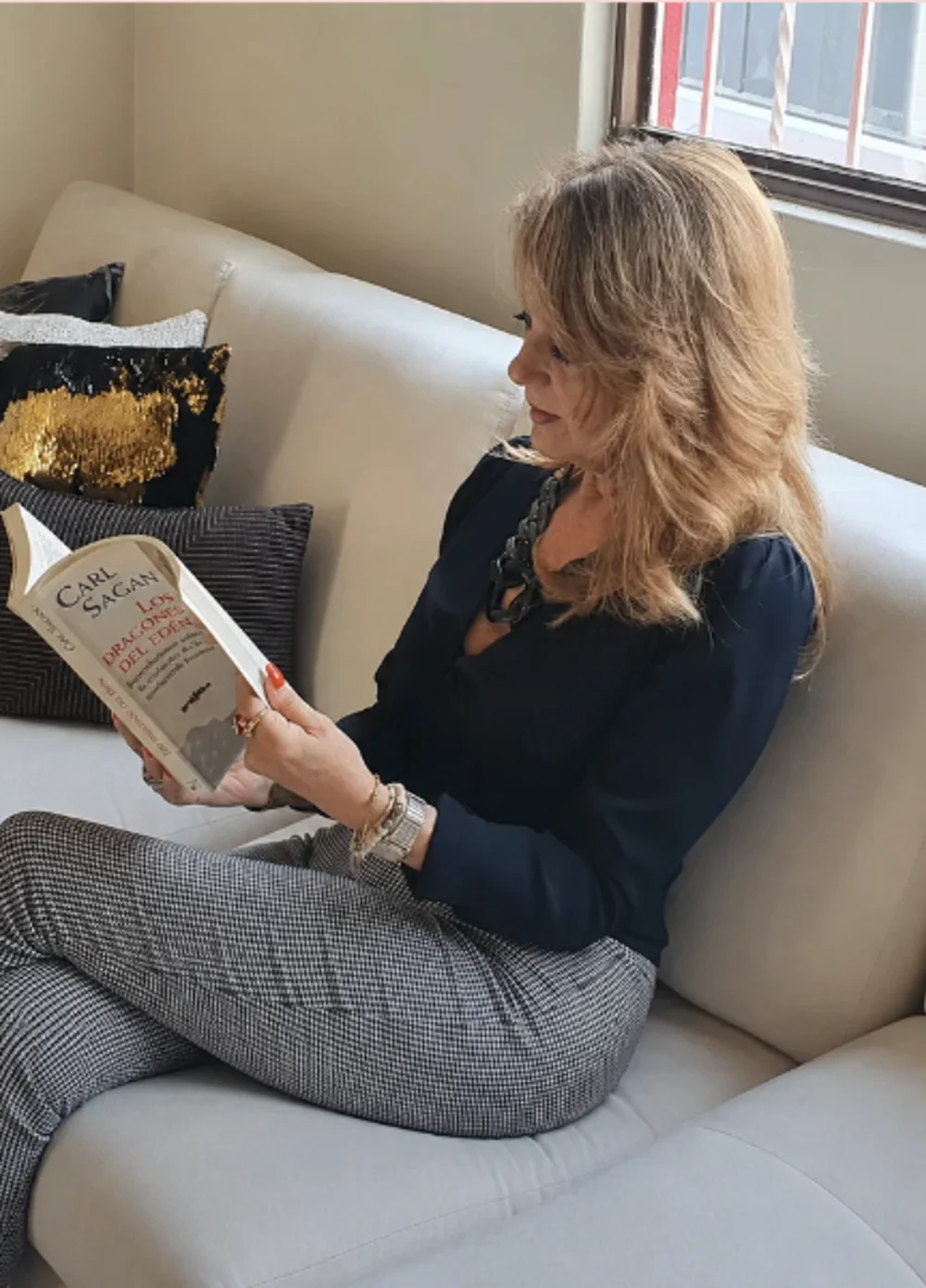 La Dra. Rocío Domínguez leyendo en su consultorio